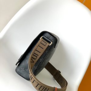 Alternative view of P520 Chip】Top-tier authentic M45627 Top-tier authentic This District small messenger bag features Monogram Eclipse canvas with leather trim, blending contemporary style and practical functionality in a refined silhouette. It comes with an adjustable wide shoulder strap. The magnetic closure ensures secure storage. Dimensions: 25.0 x 22.0 x 7.0 cm